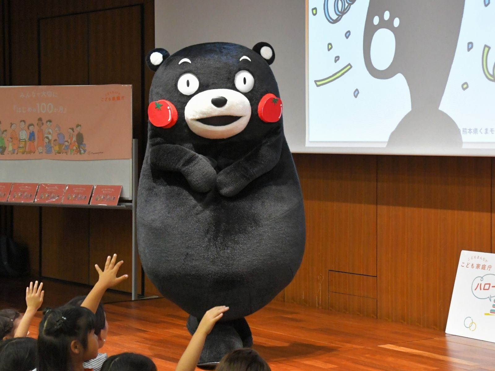 キュートすぎるトマトほっぺ=8月6日、東京都千代田区