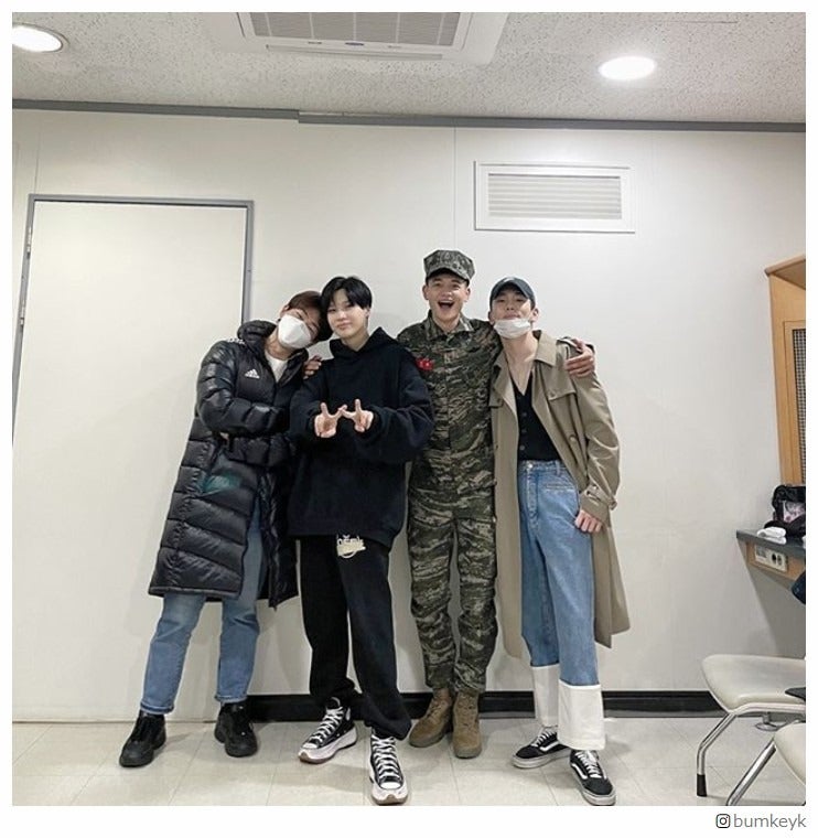 SHINee、ミンホ除隊で約2年ぶり4人揃う「僕らが戻った！」集合写真にファン歓喜