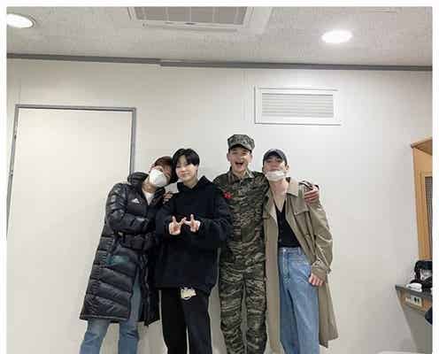 SHINee、ミンホ除隊で約2年ぶり4人揃う「僕らが戻った!」集合写真にファン歓喜