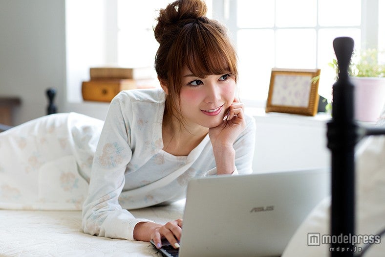 ネットショッピングにも便利／モデル：板橋美奈