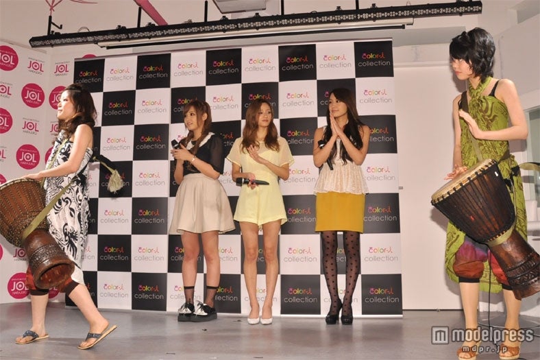 Groove7のドラム演奏に聞き入る3人。