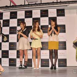 Groove7のドラム演奏に聞き入る3人。