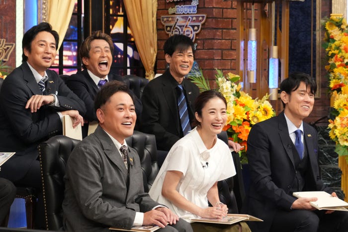 (後列左から)徳井義実、堀内健、名倉潤(前列左から)有田哲平、上戸彩、原田泰造(C)日本テレビ