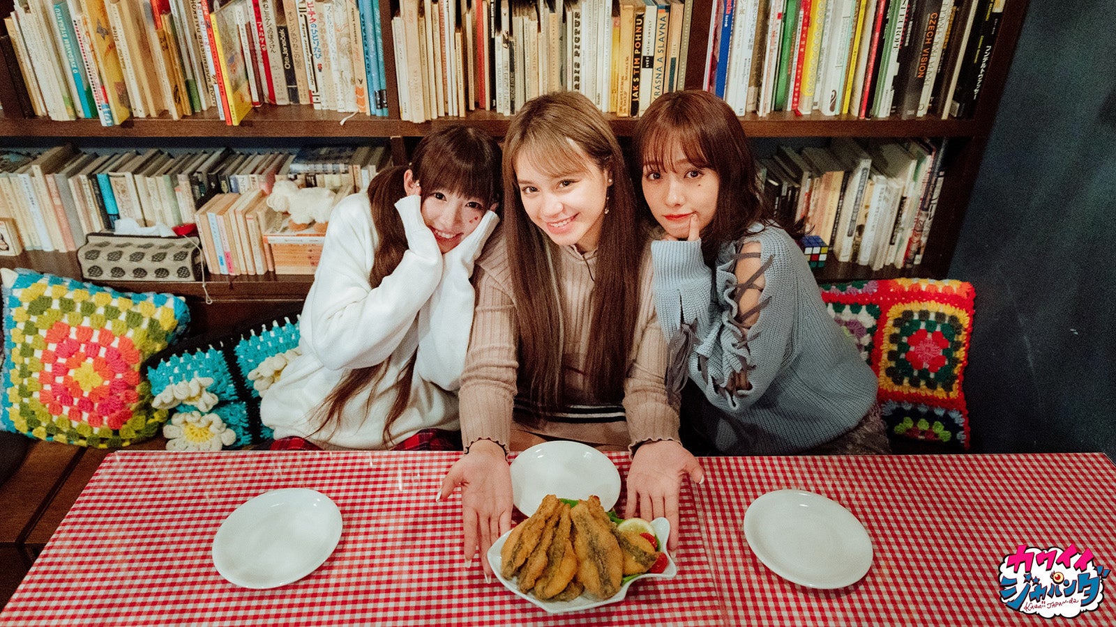 椎名ひかり、関口さくら、前田希美／クリスマスディナー（チェコ）（写真提供：MBS）