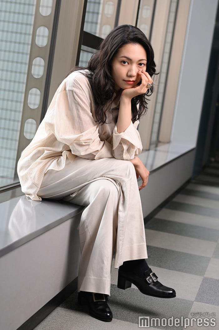 二階堂ふみ(C)モデルプレス/シャツ¥35,200(AURALEE)、シューズ¥159,500(TACHINO CHIE)/ヘアメイク:渡嘉敷愛子、スタイリスト:高山エリ(※「高」は正式には「はしごだか」)