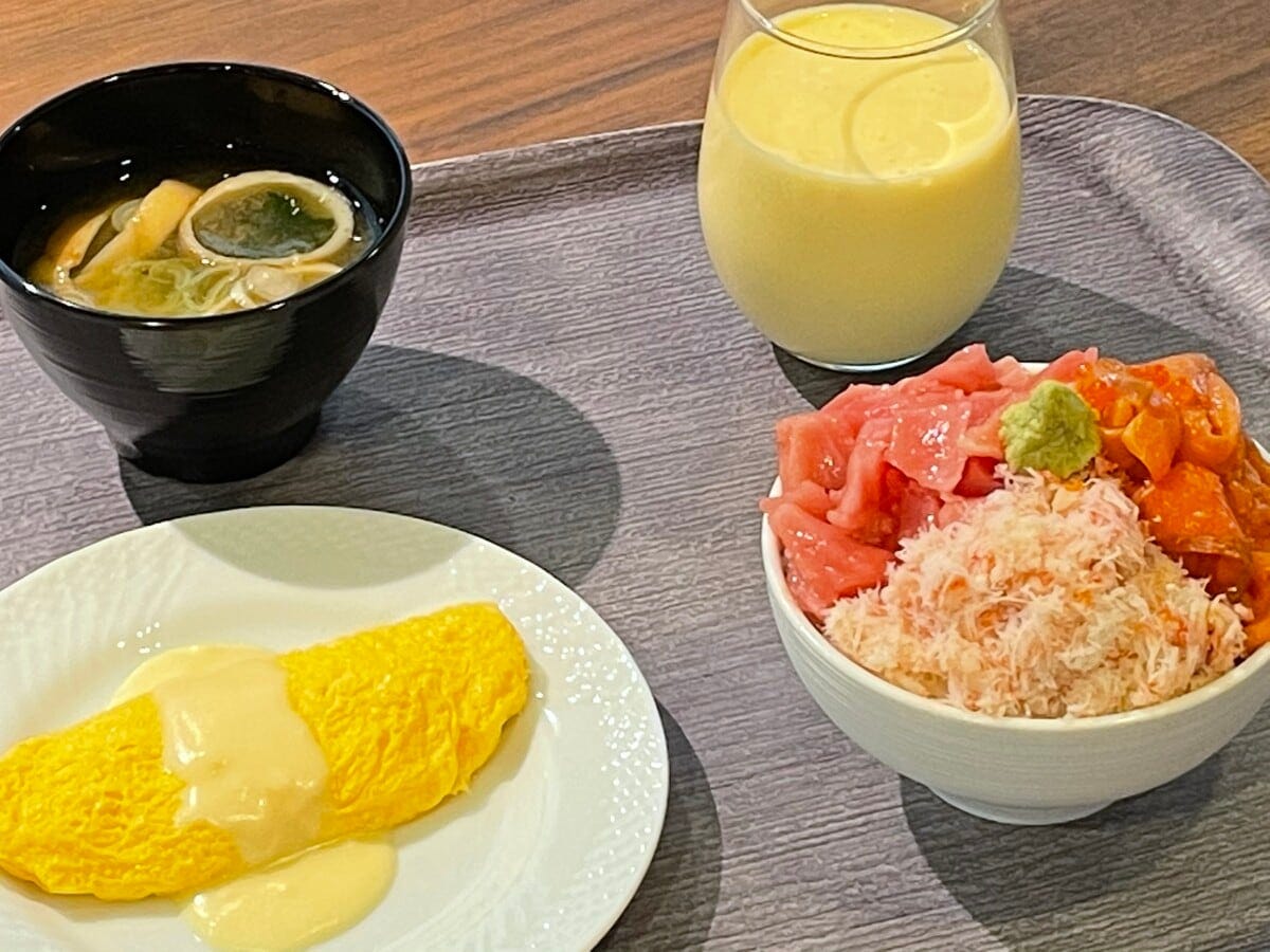 豪華な「のっけ丼」（右）。バイキングなので料理の組み合わせは自由に