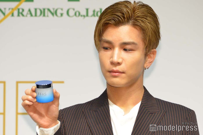 商品の持ち方に苦戦する岩田剛典(C)モデルプレス