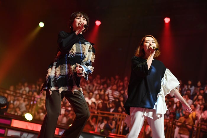 高橋愛、島袋寛子『UTAGE!』秋のメドレー祭りより(C)TBS