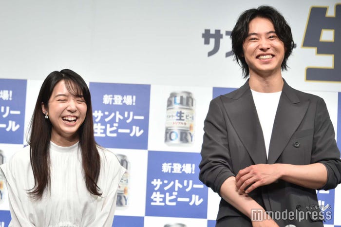 オズワルドのトークに爆笑する上白石萌音、山崎賢人 (C)モデルプレス