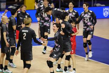バレー男子 日本が0-2から大逆転勝ちで無傷の10連勝！途中出場の宮浦、大塚らが躍動 カナダとのフルセット激闘制す 1次L1位通過王手 18得点の大塚「誰ひとり諦めることなく戦った」