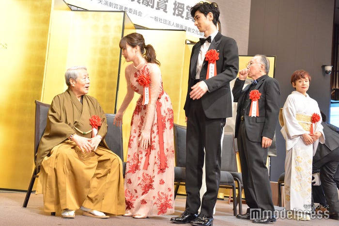 高田次郎をサポートする生田絵梨花、古川雄大 (C)モデルプレス