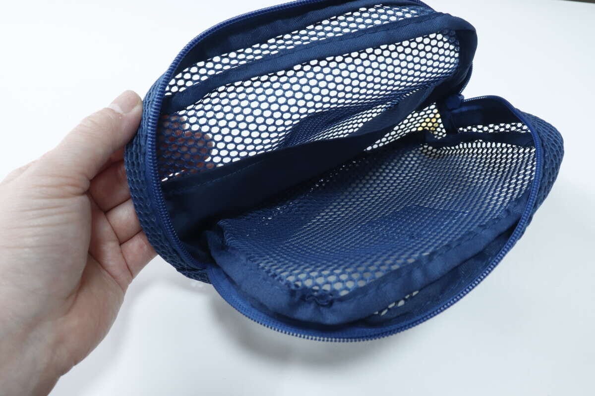 ダイソーのメッシュポーチを開ける