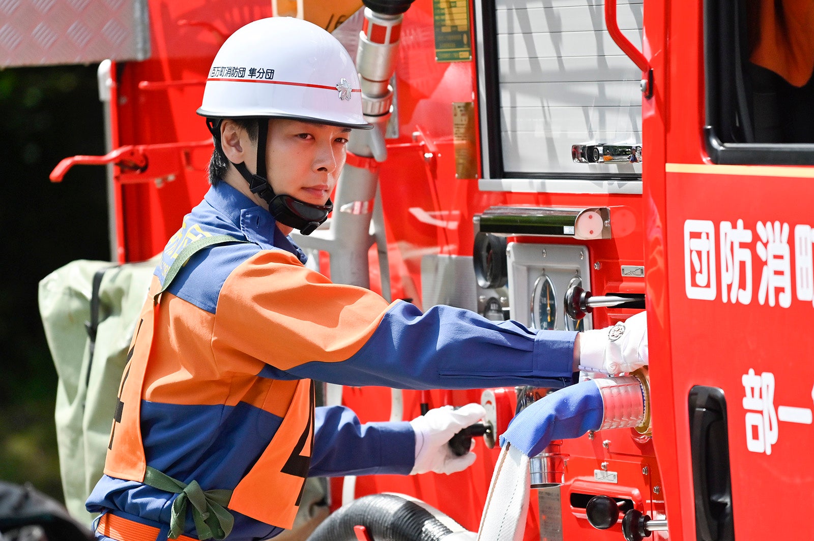 ＜ハヤブサ消防団 第2話＞太郎、集落に広まったウワサに違和感覚える 謎の美女・彩と対面