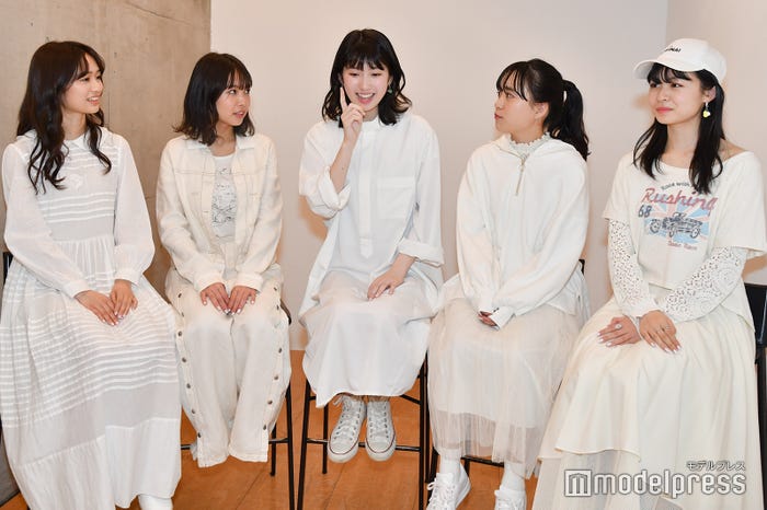 橋本乃依、寺本莉緒、日比美思、伊藤千由李、莉子(C)モデルプレス