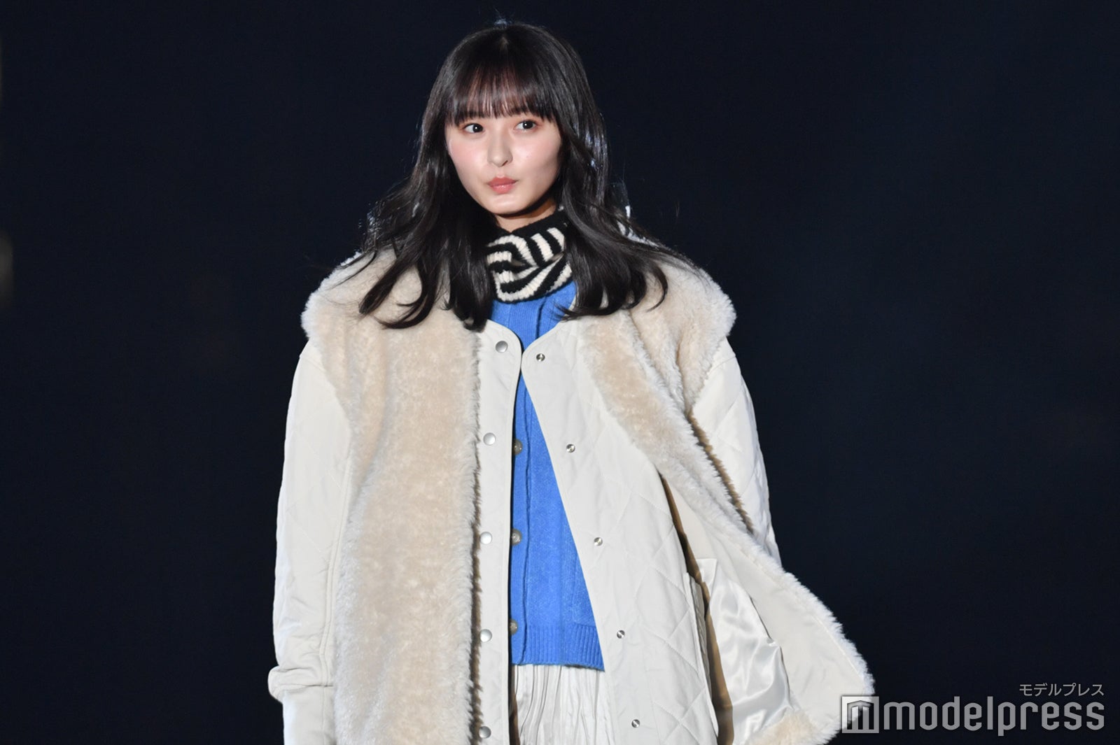 乃木坂46遠藤さくら、トレンド感満載ホワイトコーデ＆投げキッスに