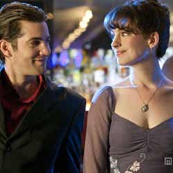 1996年7月15日のエマ(アン・ハサウェイ)/映画「ワン・デイ23年のラブストーリー」/(C)2011 Focus Features LLC. All Rights Reserved.