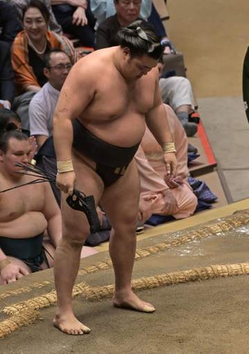 波乱の6日目 大関霧島が痛恨2敗目、綱とりに暗雲 ここまで5連敗だった義ノ富士のこん身上手投げに屈する 安青錦は急失速3連敗 大の里、琴桜、熱海富士らが1敗守る