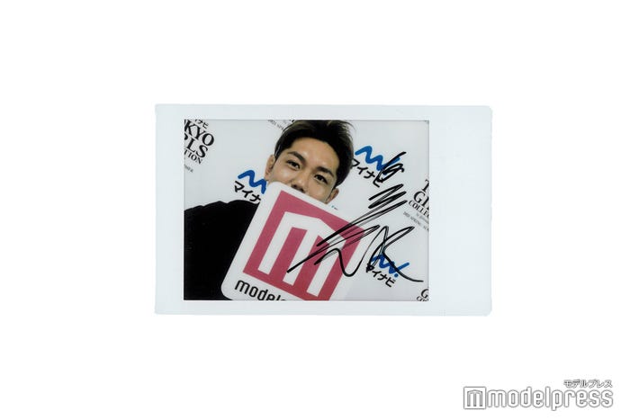 皇治、サイン入りチェキプレゼント(C)モデルプレス