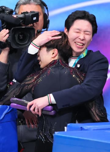 狂喜乱舞する日下コーチに世界が反響！ISUが紹介で「かわいすぎ」「あんなに喜んで」教え子佐藤駿の銅メダル「枯れるぐらい声出しちゃいました」