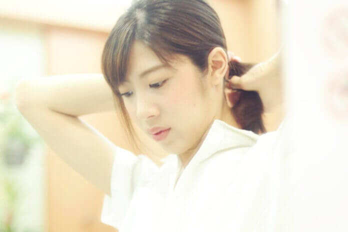 髪の毛をフワッとかき上げる