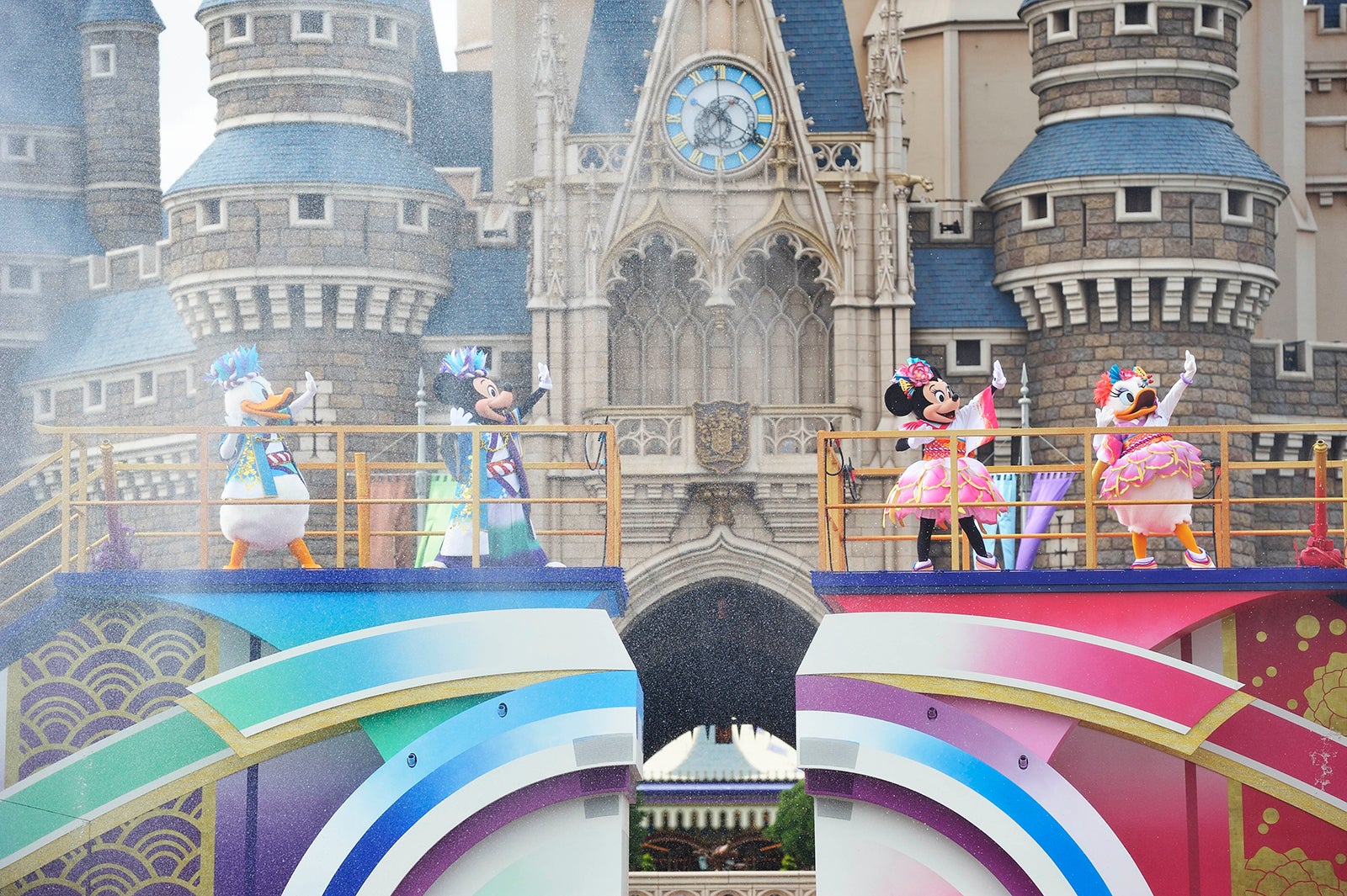 「彩涼華舞」（C）Disney