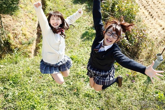 まこみな/(左から)まこ、みなみ/『まこみな』(2月5日発売、画像提供:主婦と生活社)