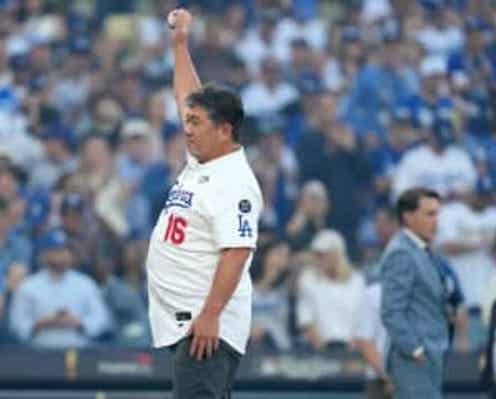 野茂英雄氏が始球式 マウンドではなく手前からボールを投じる→投球後に一礼 山本由伸が捕手役 パイオニアに本拠地大歓声