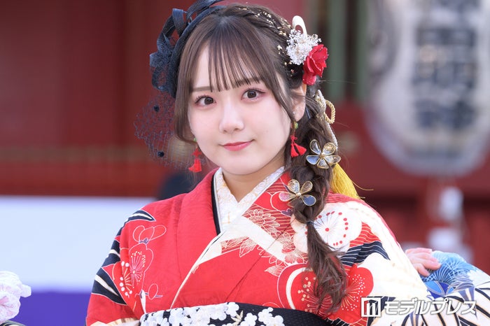 AKB48卒業発表の田口愛佳、美肩チラリのフリル衣装姿「お人形さんみたい」「ますます美しく」の声