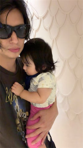 アレクサンダー、次女・グーちゃんの成長ぶりに驚き「でかいぞ」「長女より重い？」