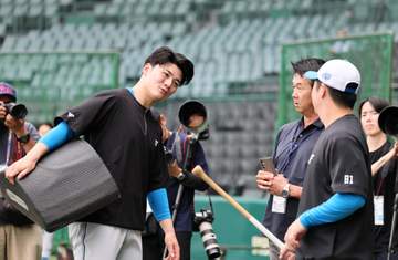 日本ハム 清宮幸太郎が恩師にあいさつ 笑み浮かべて言葉をかわす 昨季まで打撃コーチ務めた元祖阪神代打の神様