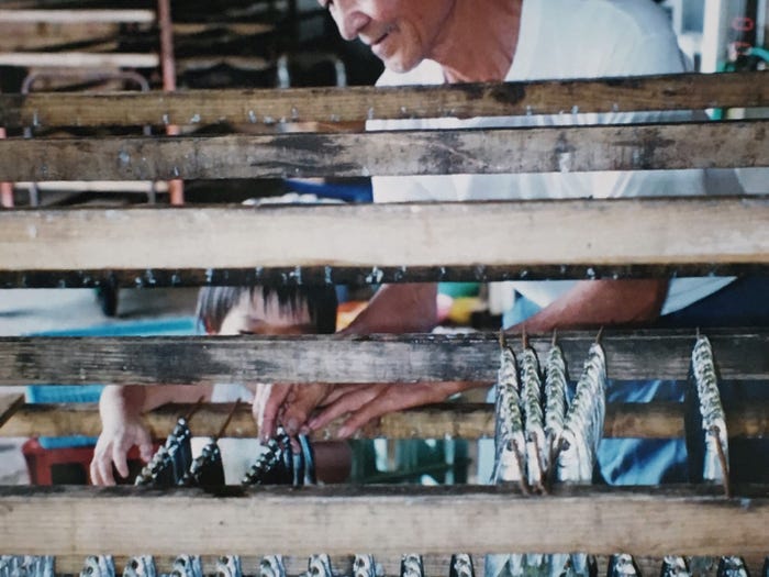 幼少期の小川紗良と祖父の写真(画像提供:所属事務所)