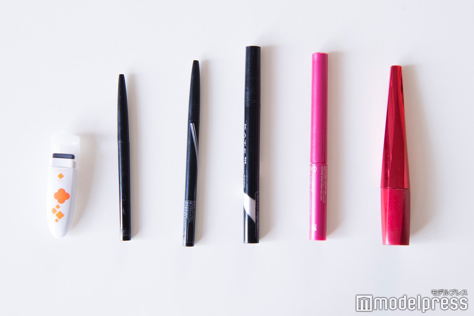 ポーチの中身は？（C）モデルプレス