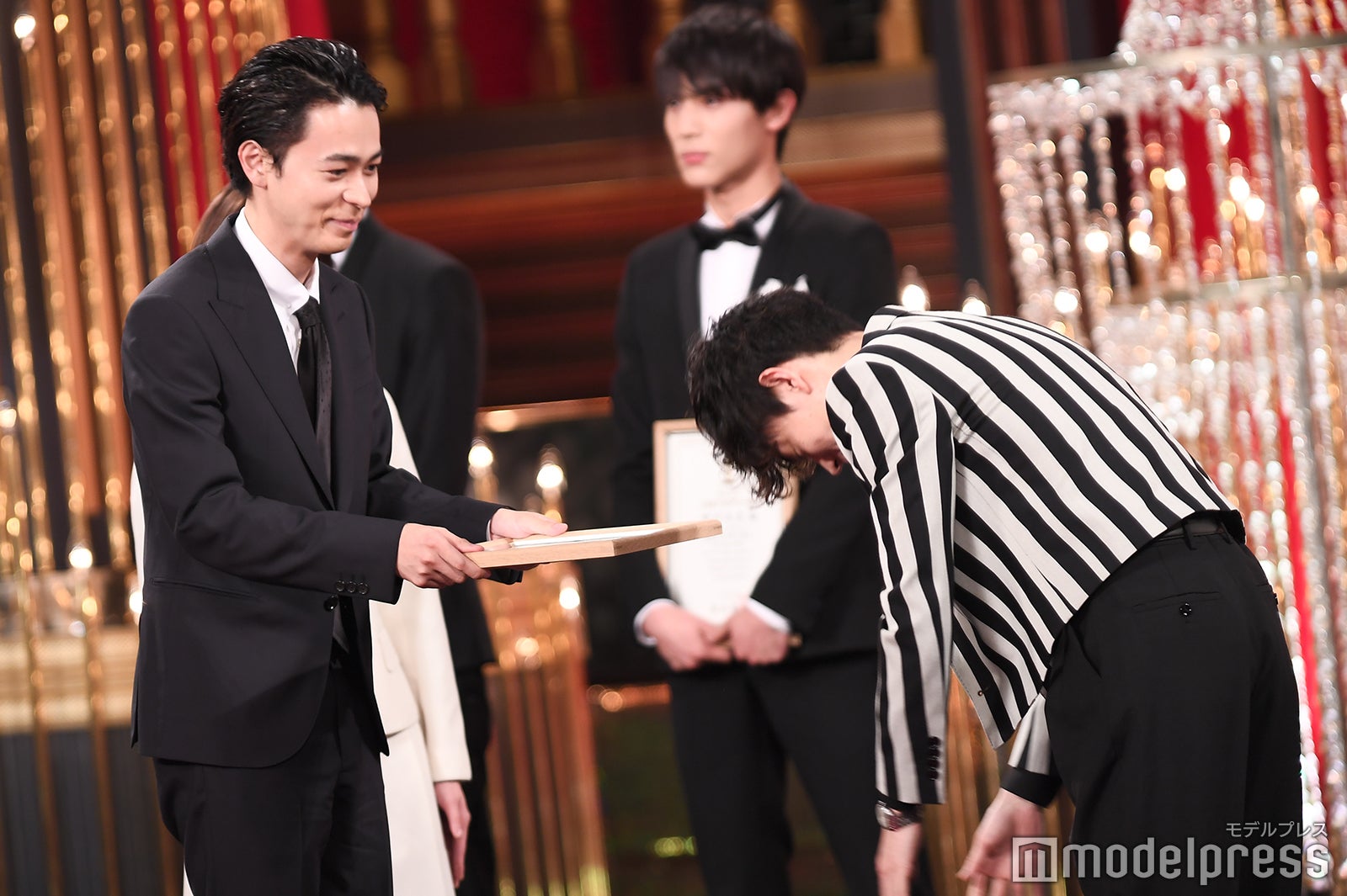 プレゼンター・菅田将暉が成田凌へ（C）モデルプレス