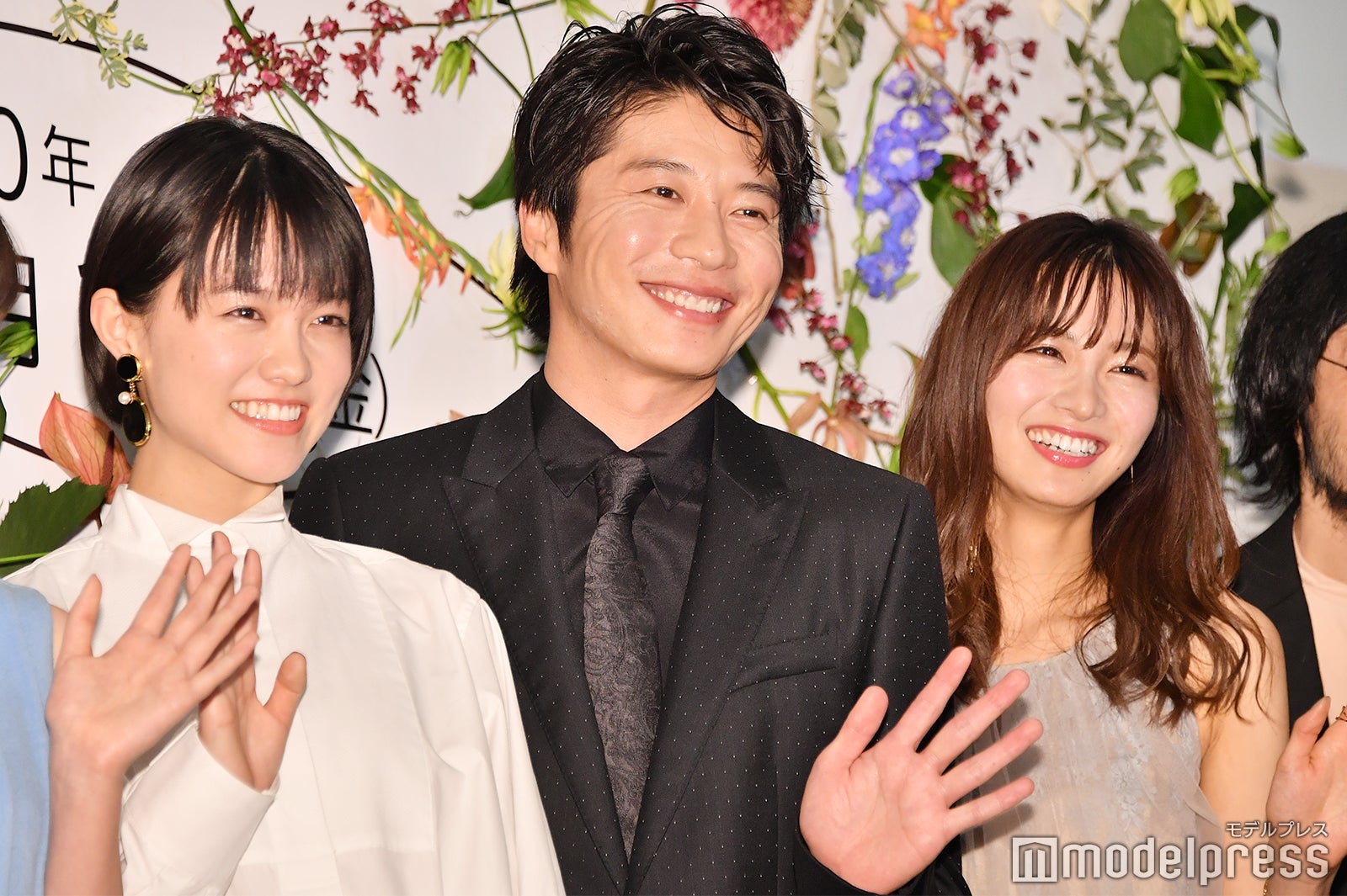 志田彩良、フォトセッション時に「はい、手振りましょうか～」と自ら提案してくれる田中圭、岡崎紗絵 （C）モデルプレス