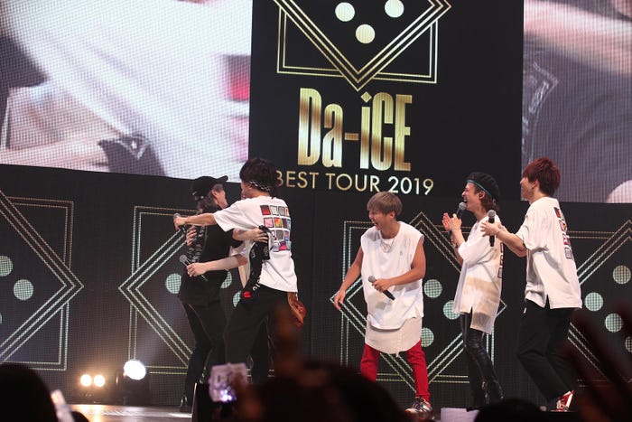 Da-iCEライブに與真司郎&末吉秀太がサプライズ登場/カメラマン:gaku(画像提供:ユニバーサルミュージック)