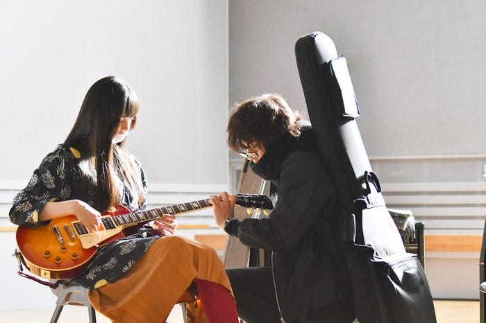 中条あやみ、小関裕太(C)2017映画「覆面系ノイズ」製作委員会