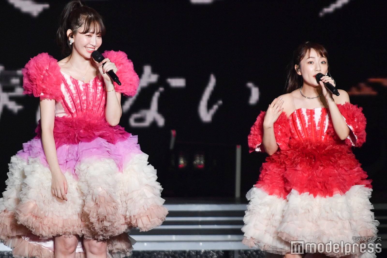 小嶋陽菜、高橋みなみ「峯岸みなみ卒業コンサート～桜の咲かない春はない～」（C）モデルプレス