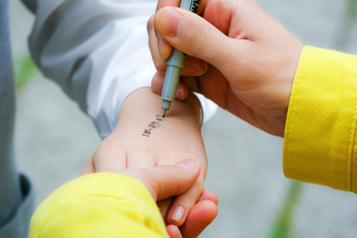 映画では、楓が日奈々の手に電話番号を…/(C)2019映画『午前0時、キスしに来てよ』製作委員会