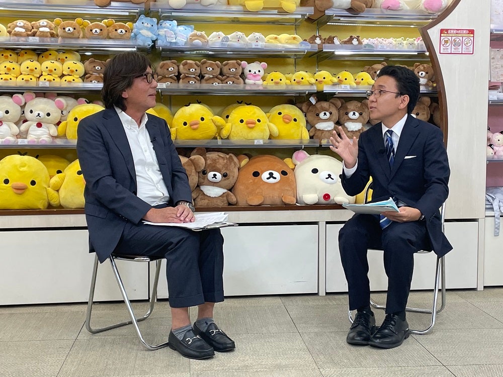 話を聞く上垣皓太朗アナ（C）2024 SAN-X CO．， LTD. ALL RIGHTS RESERVED（C）フジテレビ