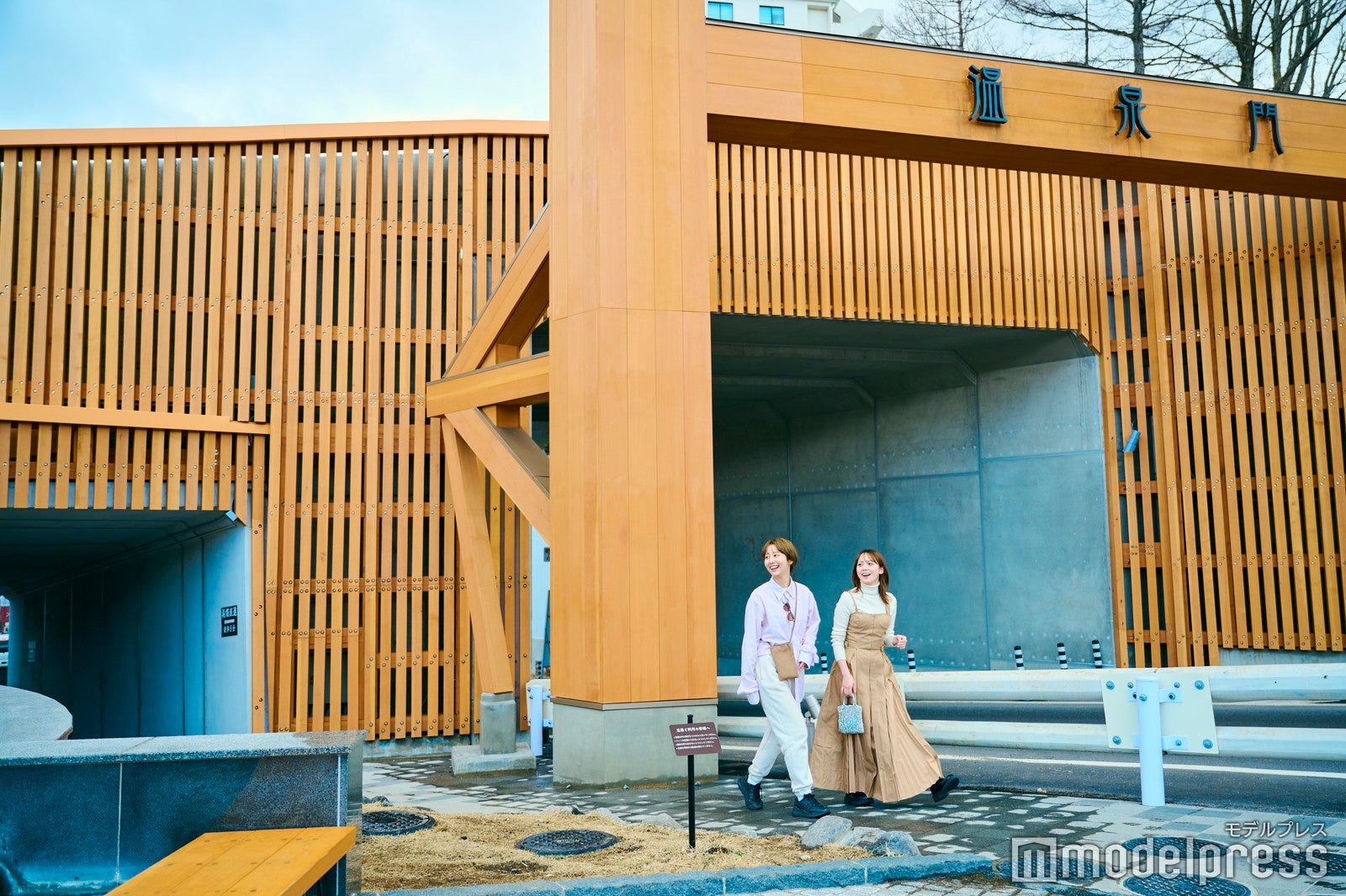 2023年に完成した温泉門広場・足湯（C）モデルプレス