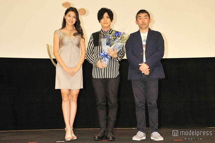 (左から)橋本マナミ、梶裕貴、河村友宏監督(C)SHIROGUMI INC., GAMBA