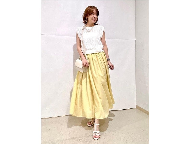 ふんわりとしたロングスカートにメッシュセーターで抜け感をプラス　出典：StyleHint