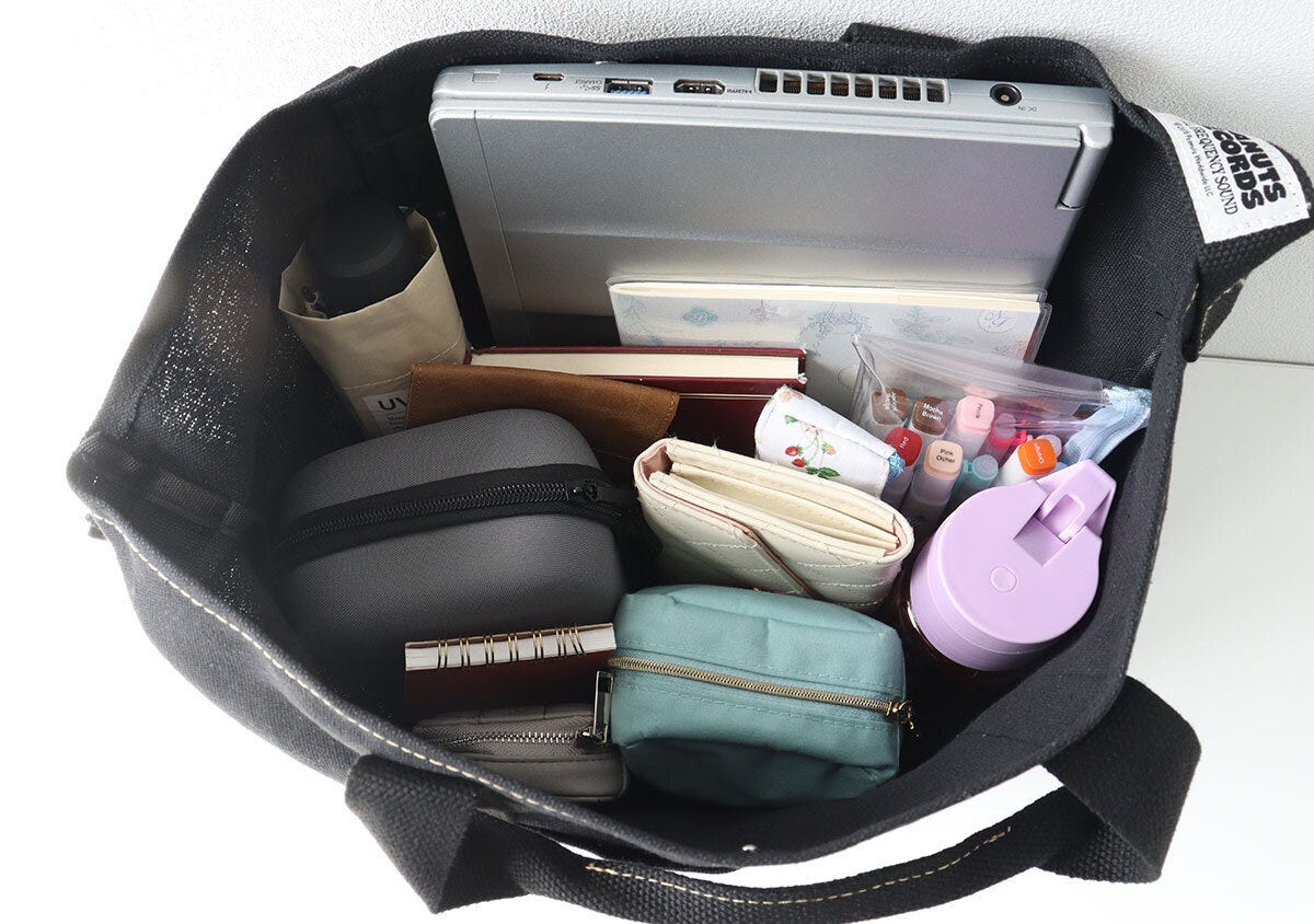 ノートPC・ペットボトル・財布・コスメポーチなどがたっぷり収まったバッグ内側の俯瞰
