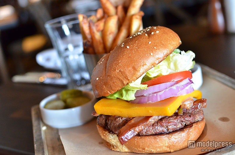 Bacon Cheddar Cheeseburger（ベーコンチェダーチーズバーガー），＄15