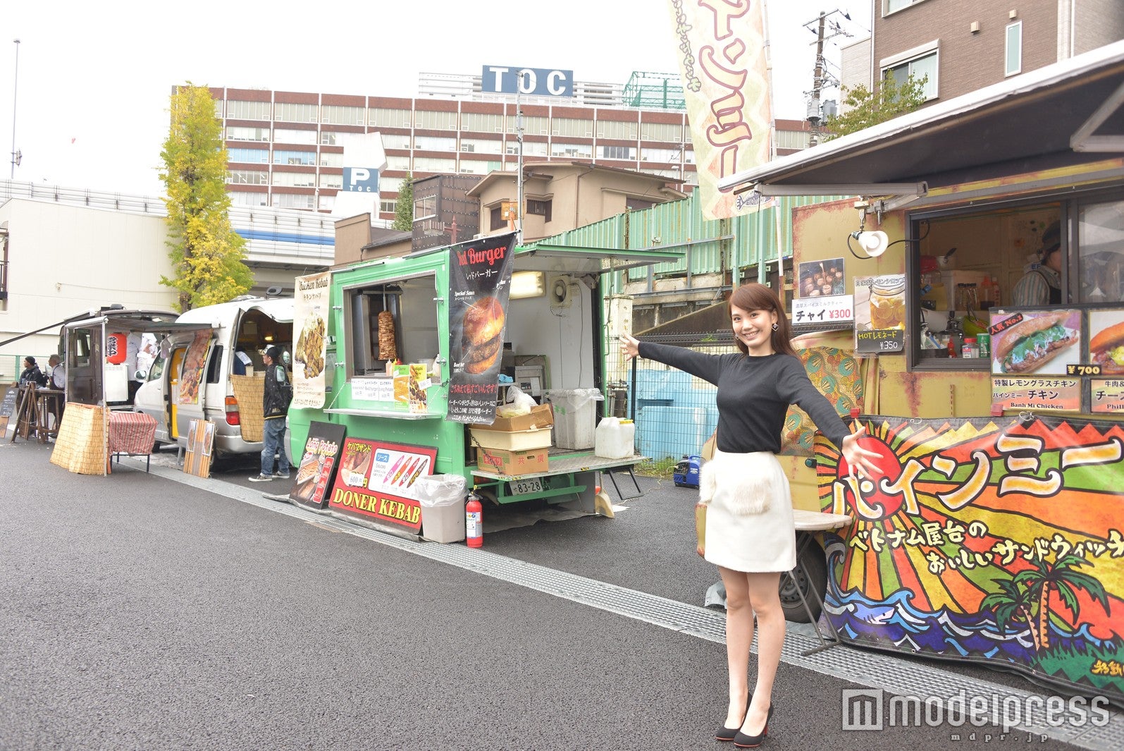 野外エリアにはフードトラックが集結（C）モデルプレス