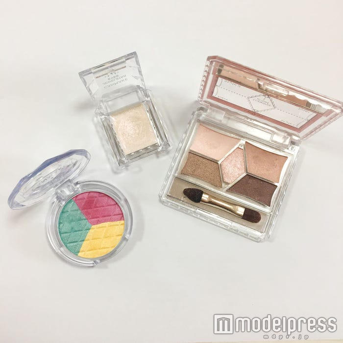 画像左から【キャンメイク】「アイニュアンス“35 バルーンパーティー”」、「ジュエルスターアイズ“10ハートスノーホワイト”」、「パーフェクトスタイリストアイズ“11 ローズベージュ”」/写真・Himiko(C)モデルプレス
