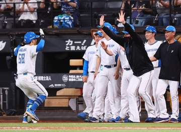 「奈良間くん、ありがとう」 日本ハム・新庄監督がサヨナラのヒーローに拍手で感謝 終盤の攻防は「しびれましたねえ」 相手中堅手の好プレーもたたえる