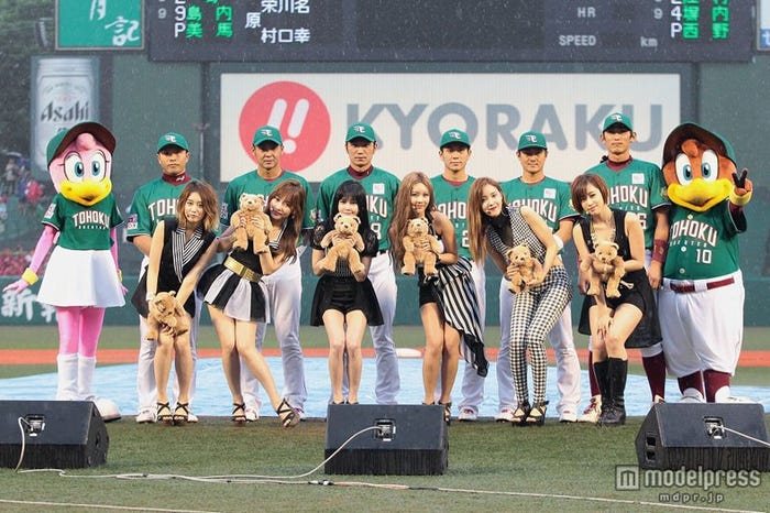東北楽天ゴールデンイーグルスの選手達と記念撮影するT-ARA(C)Rakuten Eagles