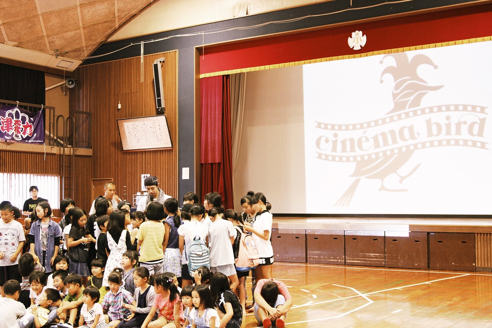 小学校を訪問（提供写真）