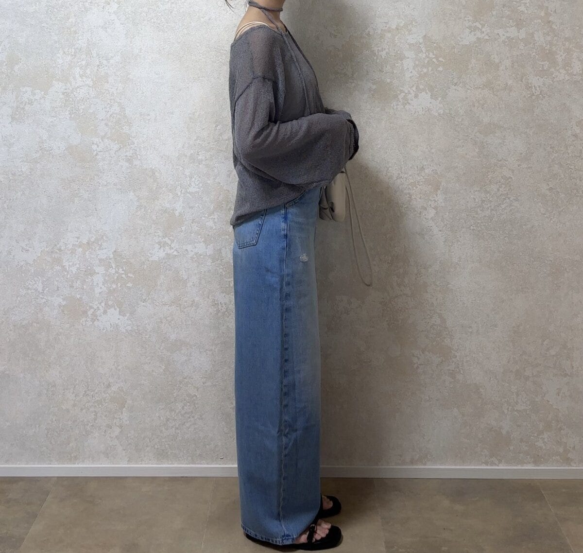 ユニクロ　バギーカーブジーンズ　着用サイドビュー